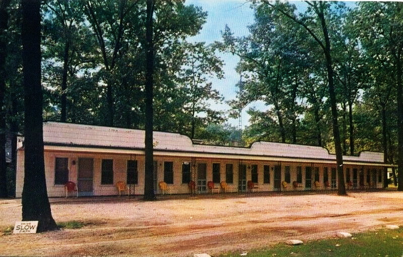 Edgewood Court Motel - Vintage Postcard